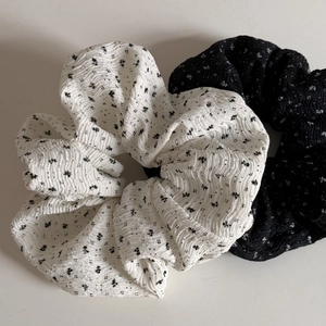 Set aus zwei schwarz-weißen Scrunchies mit Blumenmuster und plissiertem Seersucker