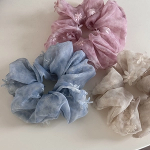 Tres coleteros de organza con flores 3D bordadas en colores rosa, azul y beige claro