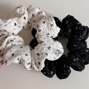 Set aus Haargummis mit Blumenmuster in Schwarz und Weiß aus strukturiertem Stoff für Damen