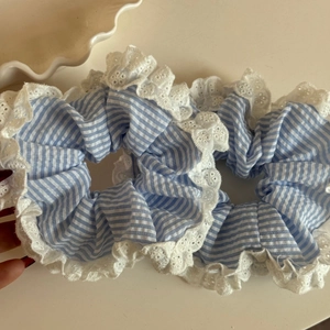 Lot de deux chouchous à rayures bleues et bordure en dentelle blanche au style écolière