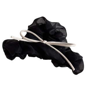 Chouchou élégant en organza noir avec détail de nœud en cuir blanc sur fond blanc pur