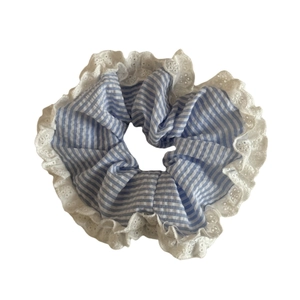 Chouchou à rayures bleues avec bordure en dentelle blanche brodée accessoire cheveux