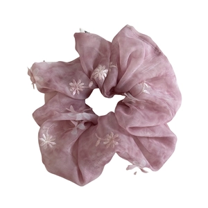 Coletero elegante de organza lavanda con bordado de flores blancas para mujer