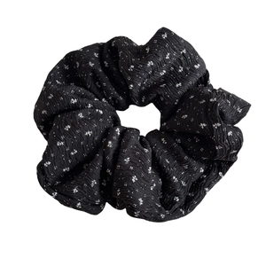 Klassisches Haargummi in Schwarz und Weiß mit Blumenmuster und Crêpe-Textur