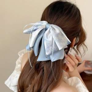 Pince à cheveux élégante en soie bleu clair avec nœud, longs rubans et perles de luxe
