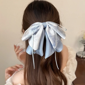Pince à cheveux élégante en satin bleu clair avec rubans et perles pour femmes