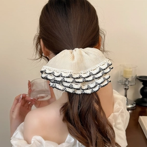 Chouchou élégant en dentelle française crème avec bord noir pour queue de cheval chic
