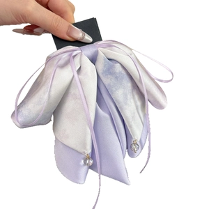 Pince à cheveux élégante en ruban violet avec pendentifs cristal sur fond blanc