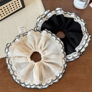 Chouchou français en dentelle noir et beige avec texture en mousseline de soie plissée