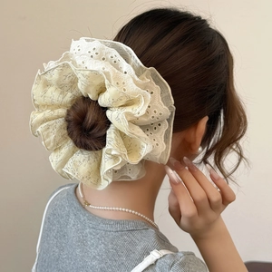 Chouchou fleuri beige élégant avec bordure en dentelle blanche et design en tissu étagé