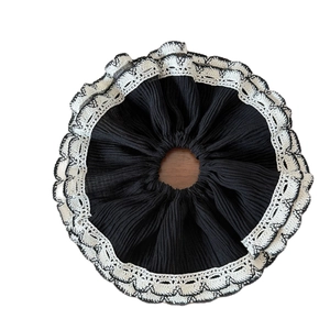 Chouchou élégant noir et blanc avec dentelle et tissu plissé pour coiffure chic