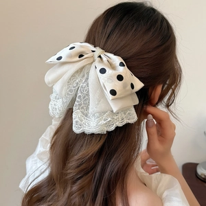 Eleganter Polka-Dot-Haarclip mit Spitzenlagen und Perlendetails für Damen