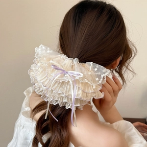 Süßer cremefarbener Spitzen-Scrunchie mit Mesh-Lagen und zarter lila Schleife für Damen
