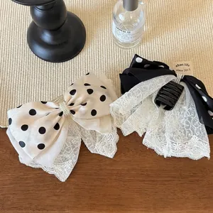 Elegante Haarklammern mit gepunkteter Schleife, Spitzenkante und Perlenkette