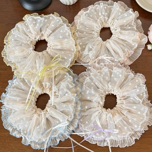 Set aus vier übergroßen Polka-Dot-Spitzen-Haargummis aus Netzstoff mit eleganten Bändern