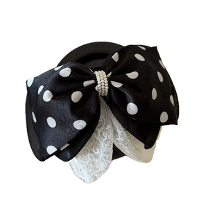 Vintage-Haarspange mit Seidenschleife, Polka-Dots, weißer Spitze und eleganten Perlen-Details