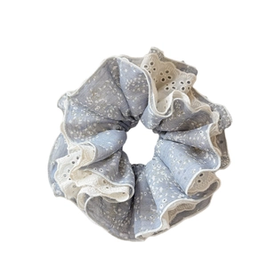 Chouchou floral avec dentelle en bleu clair et blanc crème pour cheveux de femme