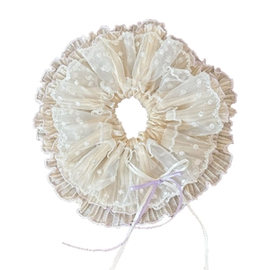 Süßer Polka-Dot-Spitzen-Scrunchie mit großen beige Tülllagen und lavendelfarbener Schleife