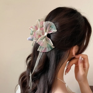 Pince à cheveux papillon élégante en organza floral avec de longs pompons brillants