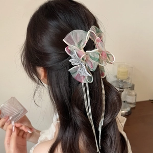 Pince à cheveux papillon en mesh floral avec de longs glands en strass scintillants