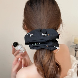 Chouchou noir surdimensionné moelleux avec perles colorées et fleurs pour chignon
