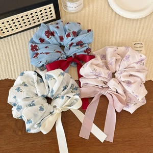 Lot de 3 chouchous floraux avec longs rubans en rouge, blanc et rose élégant