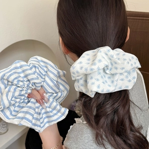 Chouchous en Tissu Plissé Large à Motifs Rayés Bleu Blanc Et Floraux Pour Femmes Accessoires De Cheveux Élastiques Style Frais