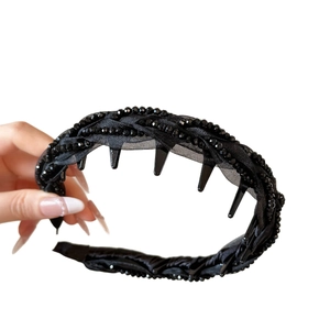 Elegant black beaded wavy headband with mesh twist design and non-slip inner teeth