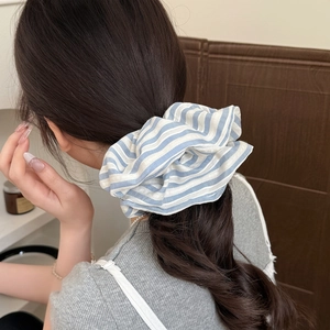 Chouchou à rayures bleues et blanches en tissu seersucker pour un style frais