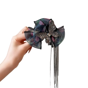Pince à cheveux papillon en tulle avec strass brillants et longues pampilles en métal