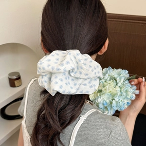 Chouchou fleuri bleu sur queue de cheval basse, accessoire cheveux en mousseline douce