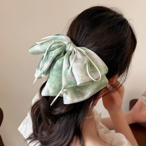 Pince à cheveux élégante en satin français avec texture peinture à l'huile et perles