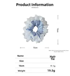 Vue détaillée du chouchou en dentelle à rayures bleues d'un diamètre de 16 cm