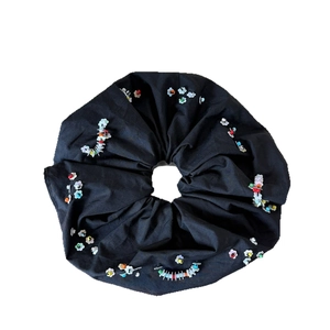 Chouchou noir volumineux orné de perles colorées et de paillettes en forme de fleurs