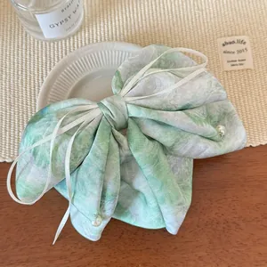 Pince à cheveux élégante avec grand nœud en satin marbré vert et pendentifs en perles