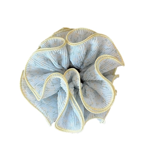 Chouchou en dentelle surdimensionné avec motif floral jaune et bords froissés