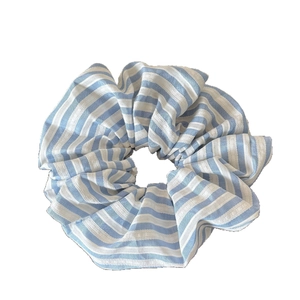 Chouchou à rayures bleues et blanches en tissu texturé pour un coiffage élégant