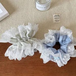 Chouchous rayés bleu et vert menthe avec bords en dentelle blanche pour coiffure élégante