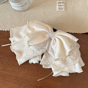 Elegant multi-layer lace bow hair claw with pearls for women, minimalist aesthetic style