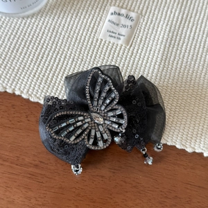 Vue détaillée de la pince à cheveux papillon en tulle avec paillettes et cristaux