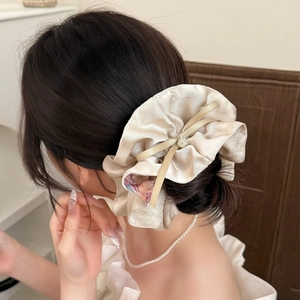 Chouchou élégant en satin champagne avec un nœud délicat et doublure à motif fleuri