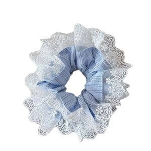 Chouchou en coton à rayures bleues avec dentelle blanche pour coiffures élégantes
