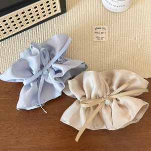Détails de chouchous en satin double couche avec rubans et accents de perles élégantes