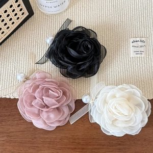 Détail de pinces à cheveux fleurs en tulle faites main avec perles en trois couleurs