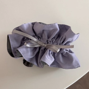 Elegante lavendel kant scrunchie met ruches textuur en een zilveren strik van lint