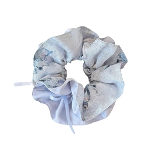 Chouchou floral bleu-gris avec nœud en ruban en tissu satiné pour queue de cheval