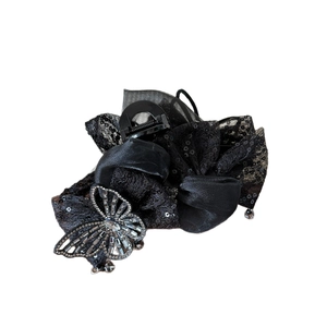 Pince à cheveux élégante avec nœud en dentelle noire et papillon en strass brillant