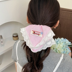 Chouchou rayé rose oversize avec bordure en dentelle porté en queue-de-cheval