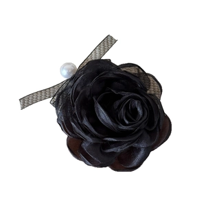 Pince à cheveux rose noire élégante avec pétales en résille et perle blanche