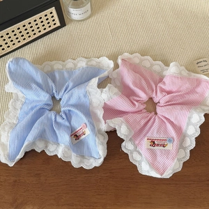 Chouchous rayés avec dentelle blanche et bouton décoratif en bleu et rose pastel doux